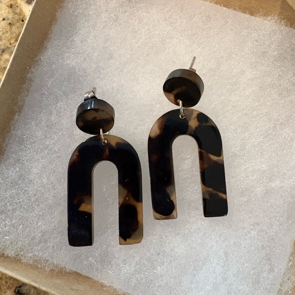 👑CROWNED Free Tortoise Earrings